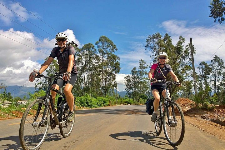 Cycling in Nuwara Eliya Lake Gregory Park